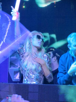 Paris Hilton curte balada em Las Vegas com novo namorado, Afrojack