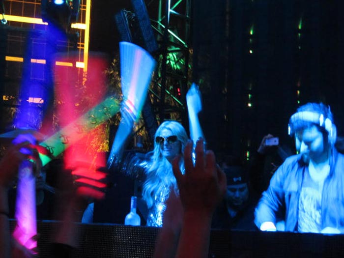 Paris Hilton curte balada em Las Vegas com novo namorado, Afrojack