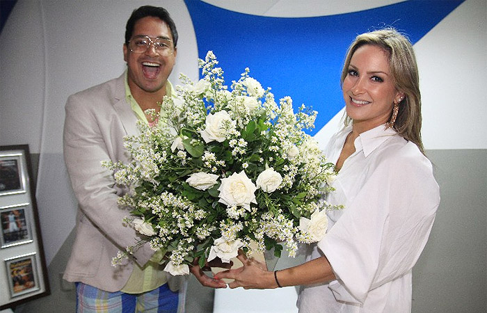 Descalça, Claudia Leitte participa do ensaio de verão do Harmonia do Samba