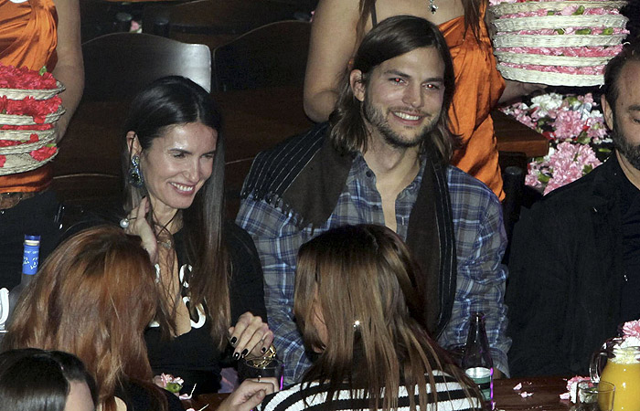 Ashton Kutcher viaja para a Grécia com sósia de Demi Moore