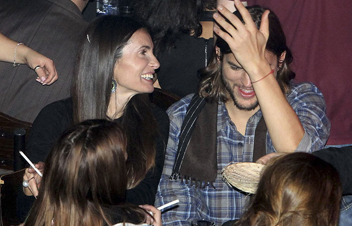 Ashton Kutcher viaja para a Grécia com sósia de Demi Moore