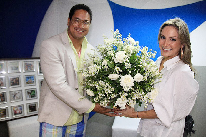 Claudia Leitte levou flores para Xanddy