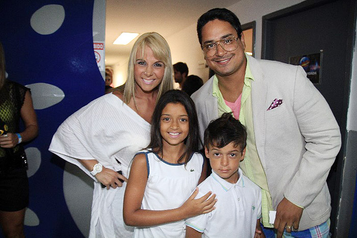 Carla Perez levou os filhos, Camilly Victoria e Victor Alexandre, para prestigiar o pai