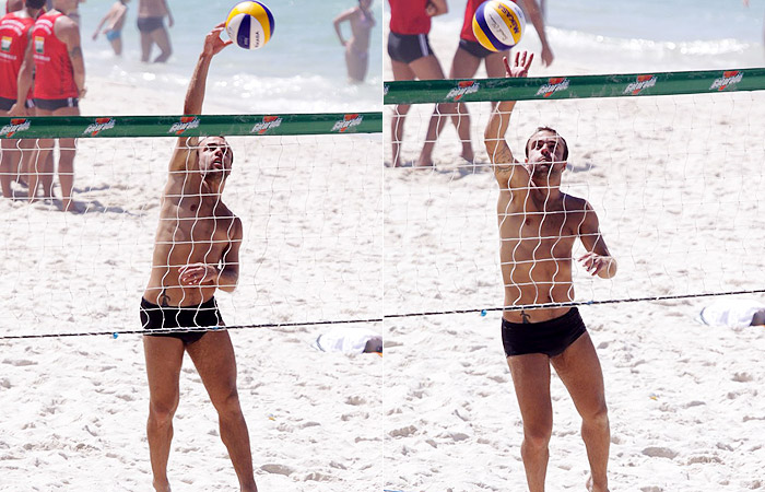 De férias no Rio, Roger Flores joga vôlei na Barra da Tijuca