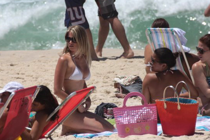 Susana Werner foi à Praia da Barra com a filha