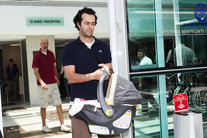 Christiano Saab, marido de Mariana Belém, levou a filha no bebê conforto