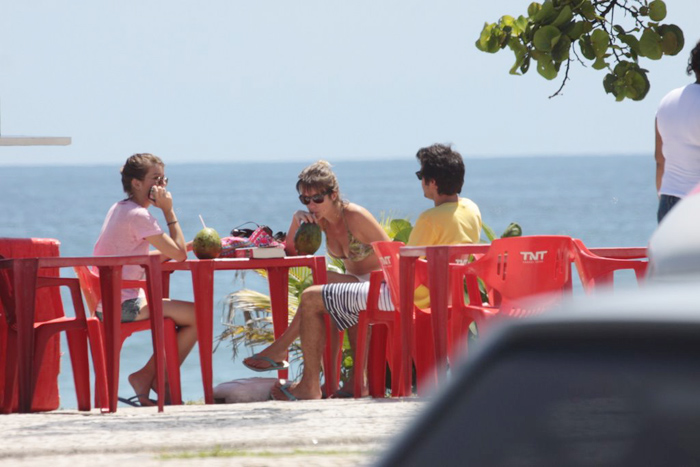 Bruno Mazzeo e Juliana Didone curtem dia na praia