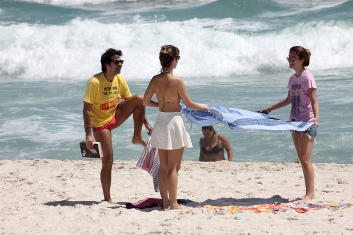 Bruno Mazzeo e Juliana Didone na companhia de uma amiga na praia
