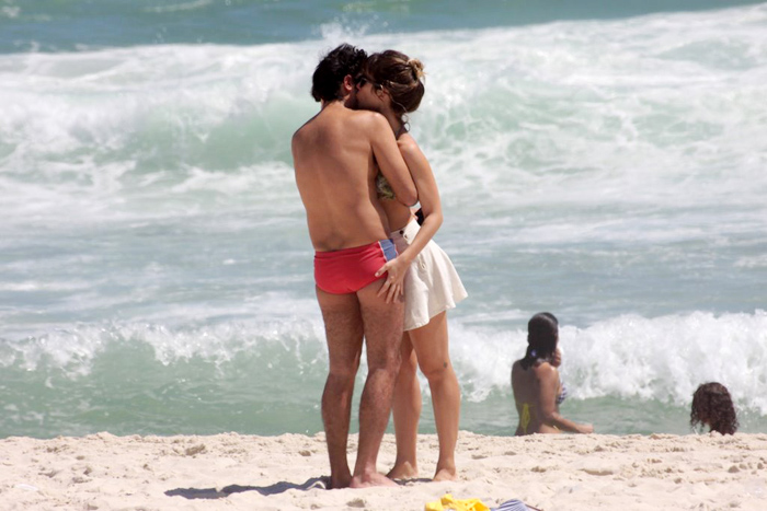Bruno Mazzeo e Juliana Didone trocaram muitos beijos na praia