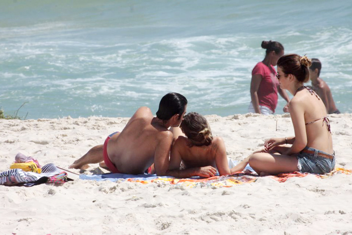 Bruno Mazzeo e Juliana Didone namoraram nas areias carioca