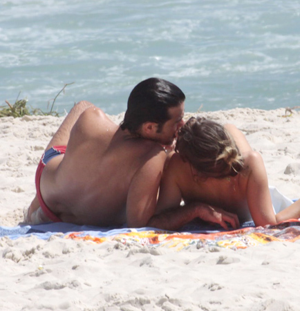 Bruno Mazzeo e Juliana Didone se beijaram na praia