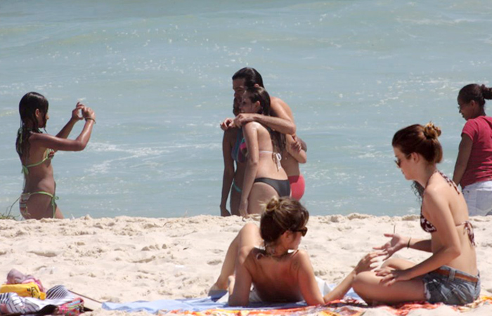 Bruno Mazzeo e Juliana Didone namoram muito na praia - Ag.News