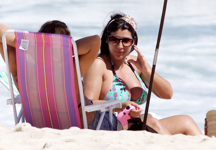 Priscila Pires conversou com amiga na praia