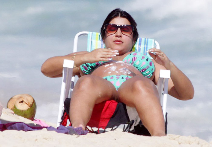 Grávida, Priscila Pires não descuidou do corpo na praia