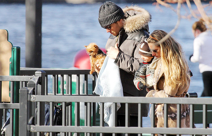 Gisele Bündchen e Tom Brady levam o filho ao parque, apesar do frio