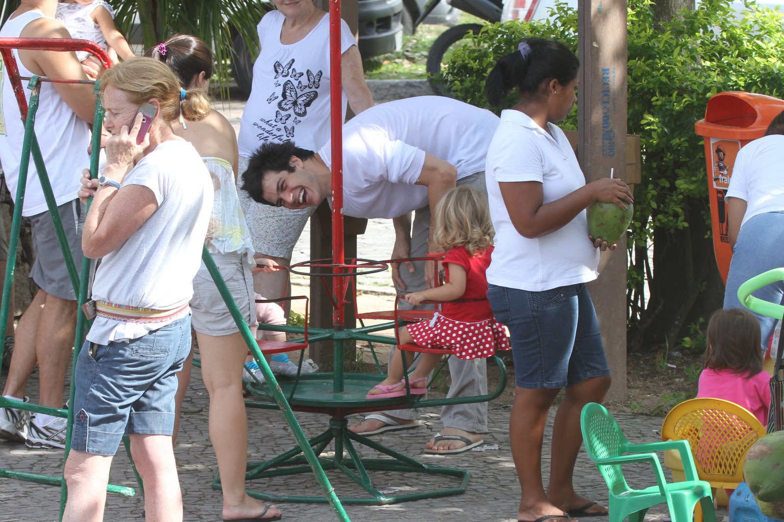 Mateus Solano brinca com a filha Flora