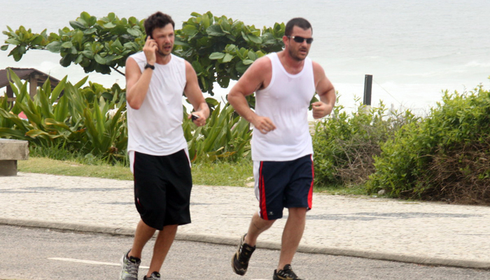 Guilherme Berenguer corre na orla da praia no Rio. OFuxico