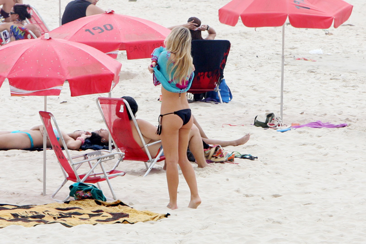 Fiorella Mattheis exibe corpão na praia.