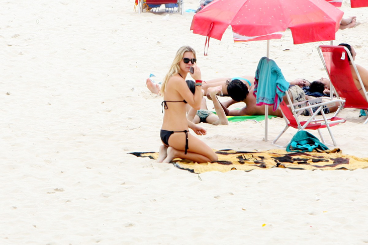 Fiorella Mattheis exibe corpão na praia.