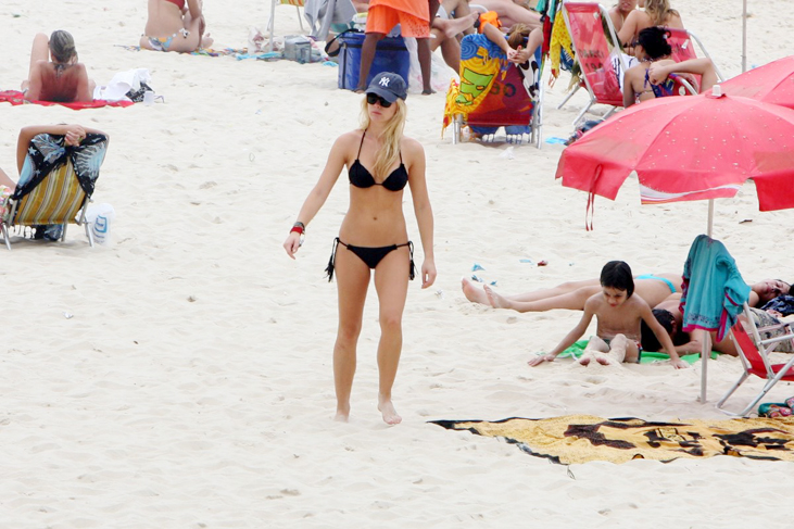 Fiorella Mattheis exibe corpão na praia.