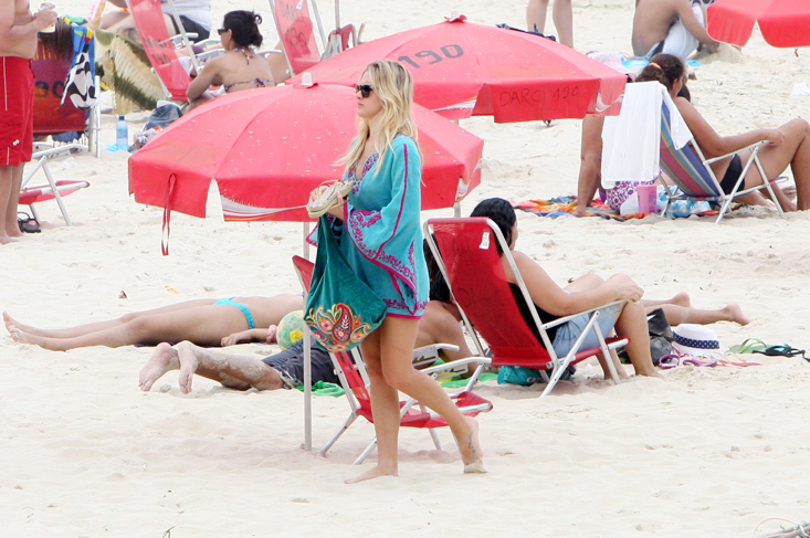 Fiorella Mattheis exibe corpão na praia.