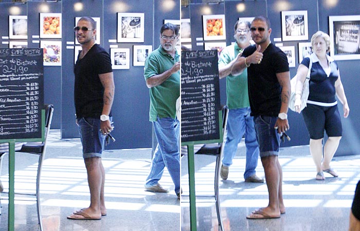 De chinelão, Diogo Nogueira passa a tarde em shopping - Clayton Militão/Aphotos