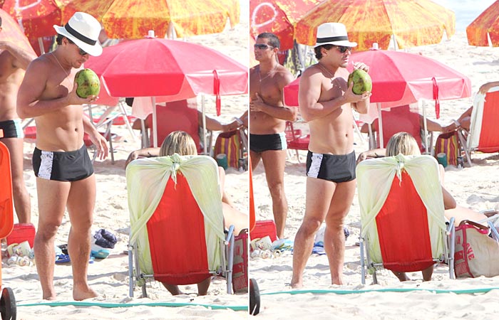 Thiago Martins bate cartão na praia do Leblon - Gil Rodrigues/Aphotos