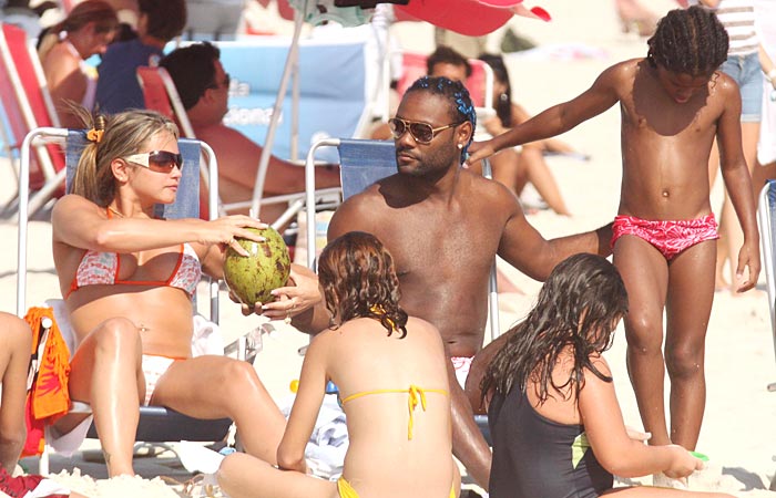 Só love: Vagner Love beija loira em praia no Rio - Marcos Ferreira/Aphotos