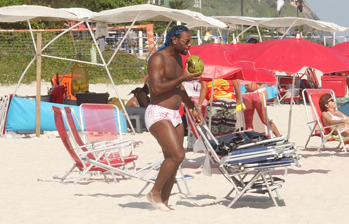 Só love: Vagner Love beija loira em praia no Rio - Marcos Ferreira/Aphotos