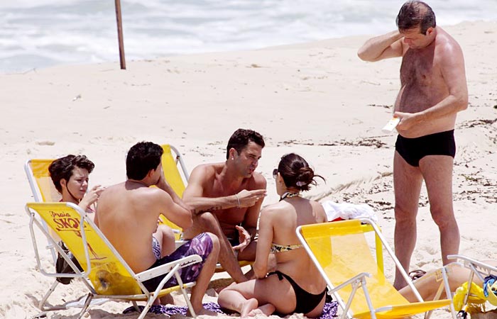 Latino passa a tarde em família na praia - Ag.News