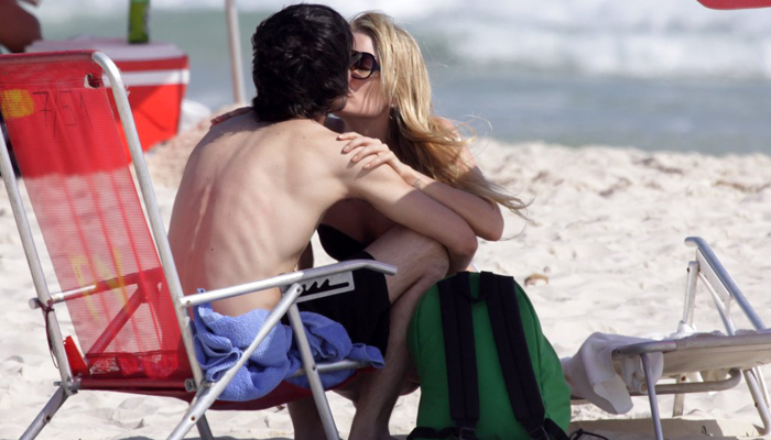 Fiuk passa a tarde namorando na praia. OFuxico