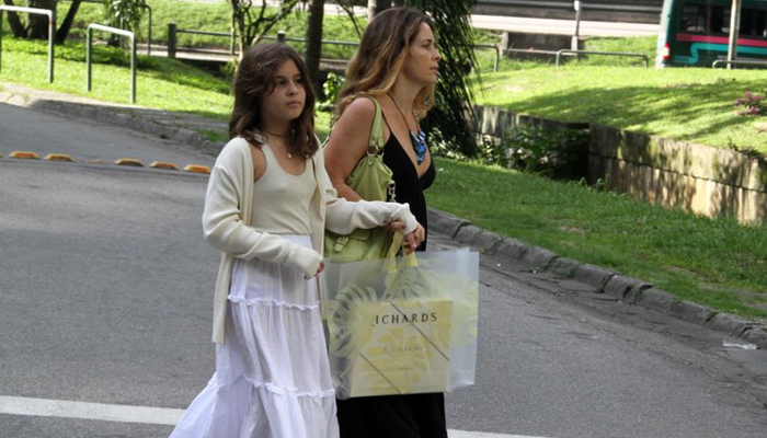 Claudia Abreu passeia com as filhas no Rio de Janeiro