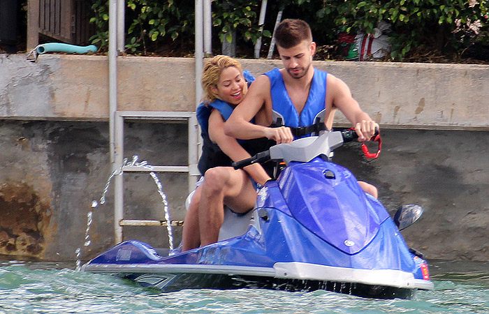Shakira se diverte com Gerard Piqué a bordo de jet ski