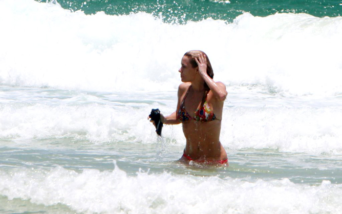 Carolina Dieckmann se refresca no mar em dia de sol no Rio