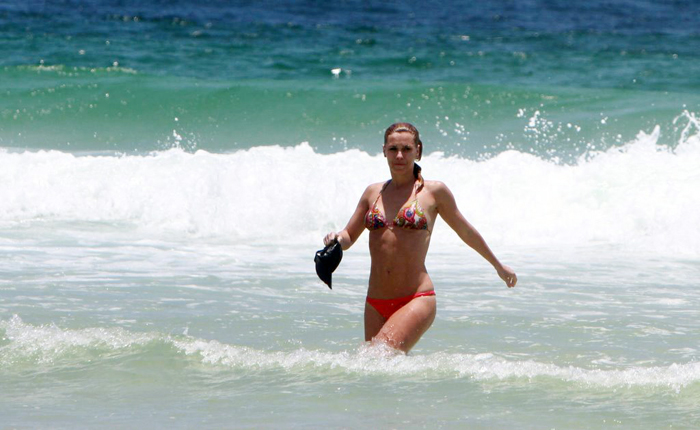 Carolina Dieckmann exibe boa forma ao sair do mar