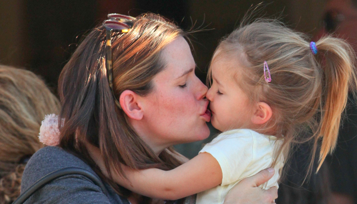 Filha de Ben Affleck dá selinho em sua mãe, Jennifer Garner, em passeio. OFuxico