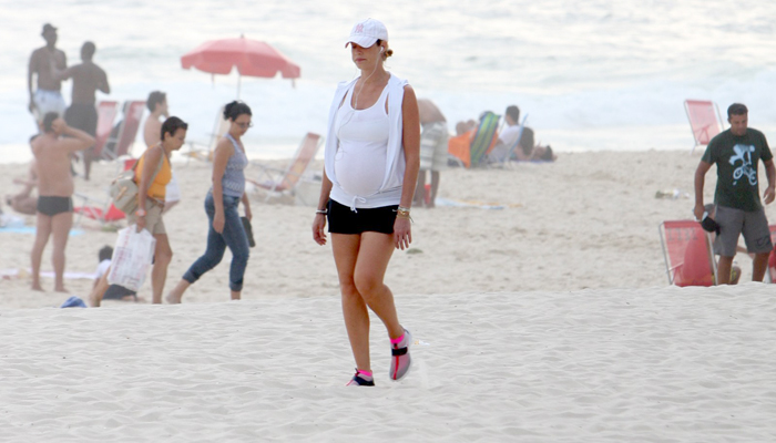 Luana Piovani caminha com seu barrigão pela praia Ipanema. OFuxico