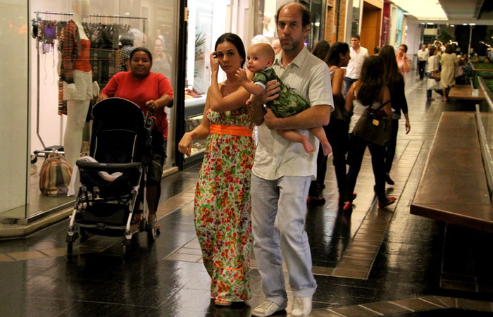 Roberto Bomtempo vai a shopping com a família Ofuxico