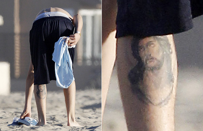 Justin Bieber tatua o rosto de Jesus Cristo na perna