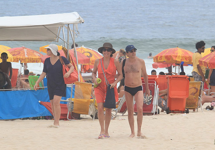 Totia Meirelles curte a praia com amigos