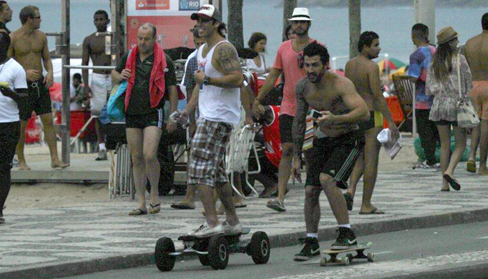 Ex-BBBs Mau Mau e Cristiano andam de skate no Rio. OFuxico