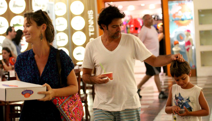  Bruno Mazzeo vai com filho e Juliana Didone a shopping no Rio. OFuxico