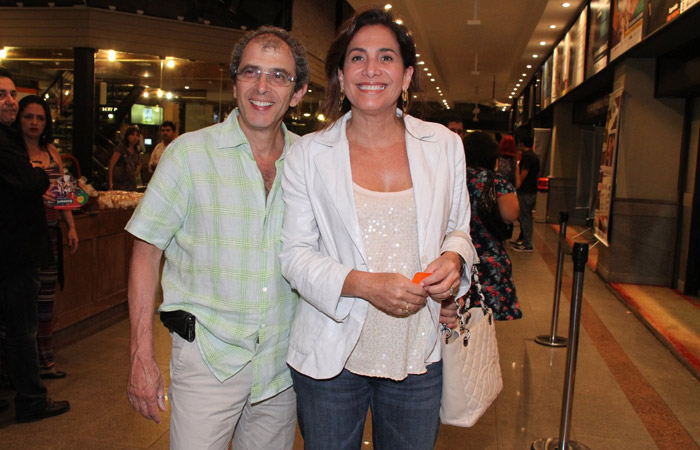 Sophie Charlotte e Malvino Salvador vão ao teatro Ofuxico