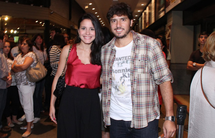 Sophie Charlotte e Malvino Salvador vão ao teatro Ofuxico