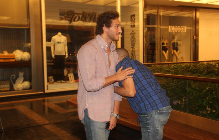 Eri Johnson encontra Paulo Rocha em shopping Ofuxico