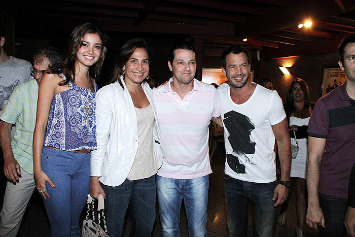 Sophie Charlotte, Malvino Salvador, Totia Meirelles e Marcelo Serrado posam para foto