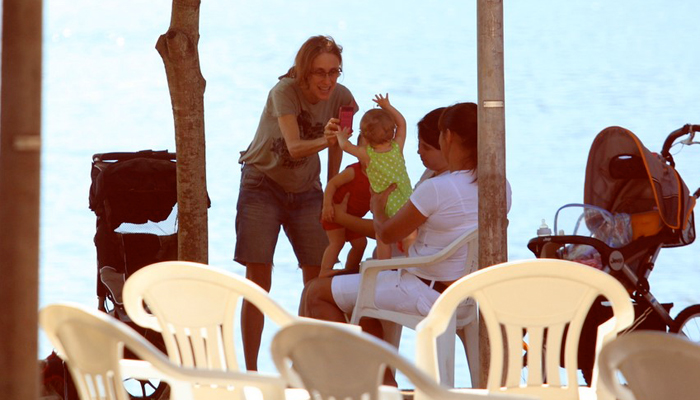 Betty Gofman leva gêmeas para passear no Rio 