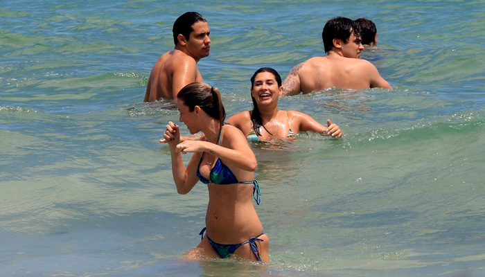 Fernanda Paes Leme curte praia com amiga no Rio 