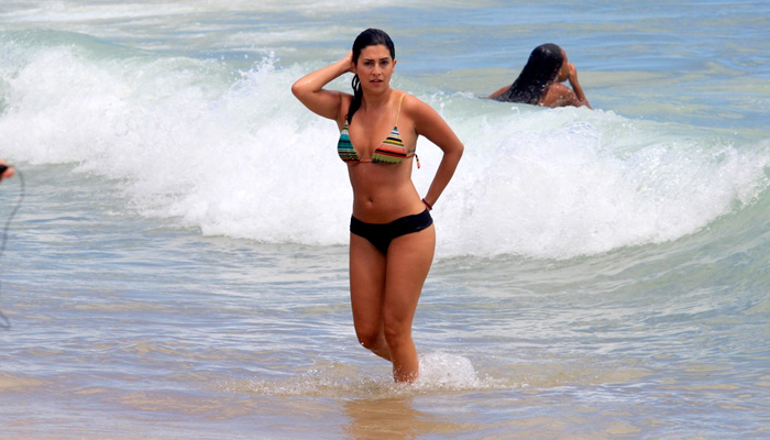 Fernanda Paes Leme curte praia com amiga no Rio 