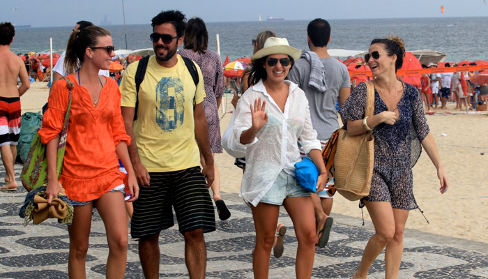 Fernanda Paes Leme curte praia com amiga no Rio 